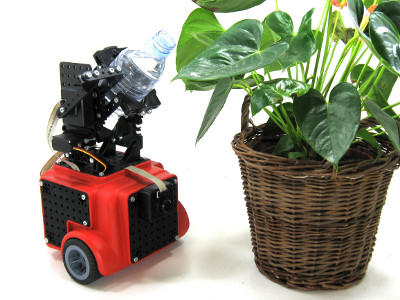 robot qui donne de l'eau à une plante